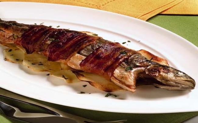 Trucha envuelta en tocino